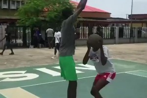 我以為這個196女生已經(jīng)天下無敵，結果出來個黑版文班亞馬??