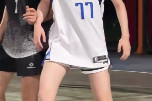 野球場(chǎng)出現(xiàn)女契奇，這些男的是真往死里打啊??