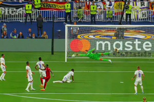 如何評價庫爾圖瓦這個撲救？我都以為是直接打門柱上的！