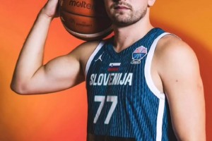 這肱二頭肌？東契奇歐錦賽定妝照出爐??這么一看確實瘦了一圈