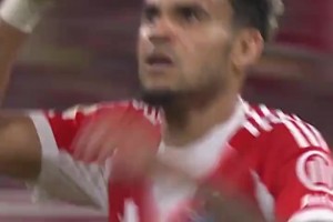 踢10號位的格納布里仍舊能有頂級發(fā)揮，這記腳后跟妙傳夢回巔峰！