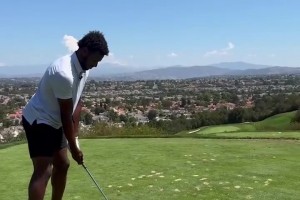 緊緊跟隨父親的步伐！湖人球員布朗尼也開始練習(xí)高爾夫球了??