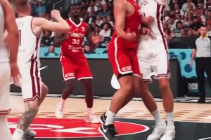 約老師都沒(méi)這手？申京假手遞手突破+腦后妙傳助攻隊(duì)友暴扣??