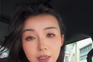 就是今天登記這個吧？張曼源此前穿著背心直播并曬出自己的老公