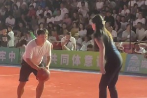 滿級防守！男球迷一個變向撞進肘子姐懷里，隨后被搶斷