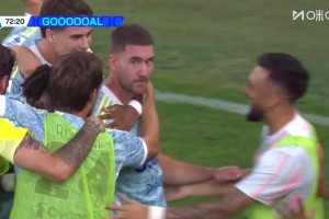 尤文打破僵局！弗拉霍維奇躍起頭球破門！科斯蒂奇角球助攻！