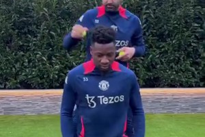 國(guó)外球迷社媒吐槽奧納納：還在掉，應(yīng)該練習(xí)抓住啊??