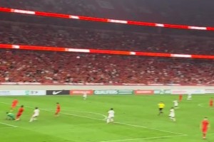 球迷現(xiàn)場實拍向余望丟單刀崩潰大喊：向余望三個了??