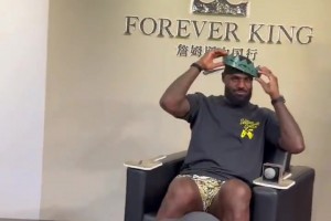 詹姆斯成都現(xiàn)場戴王冠，但準(zhǔn)備的這個(gè)王冠尺寸好像太大了