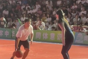 網(wǎng)紅“肘子姐”參加陜西村BA 試問各位吧友這該怎么防？??