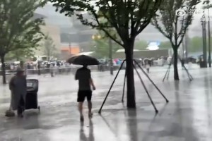 風(fēng)雨無阻！球迷們頂雨在活動現(xiàn)場等候詹姆斯