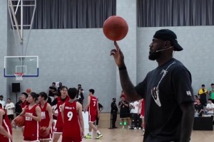 手癢了！看著成都的學(xué)員們在熱身訓(xùn)練 詹姆斯也玩起皮球