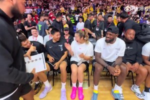 李夢拍了拍老詹：看鏡頭！然后與崔永熙和趙睿一起對鏡頭比耶！