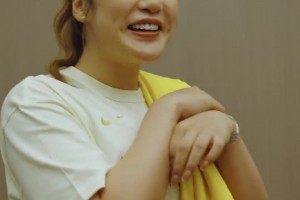 夢姐那叫一個開心！李夢贈送老詹及其女兒小禮物 老詹回贈to簽