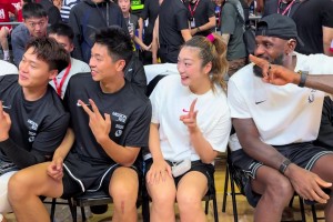 勒布朗-李夢(mèng)追星成功勒布朗-詹姆斯 興奮的像個(gè)小女生~