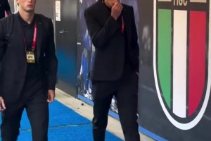 男模范兒??！實(shí)拍：意大利眾星阿瑪尼上身是真的帥啊