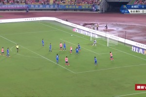這球怎么看？蘇超揚(yáng)州隊(duì)反擊拼出單刀，但邊裁秒舉旗示意犯規(guī)??