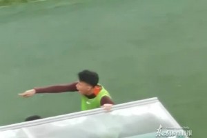 U22國足這辣眼睛表現(xiàn)，場下的王鈺棟真急了??