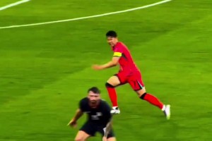 西安主場這草皮就像黃泥上邊長了薄薄一層青苔，維護師傅真累