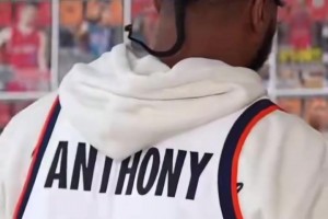 子承父業(yè)！基揚(yáng)與老爹甜瓜同穿雪城大學(xué)球衣拍攝雜志封面！