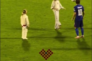 岳父大人！莫德里奇在球場上教女兒顛球，女兒看著比老爹高??