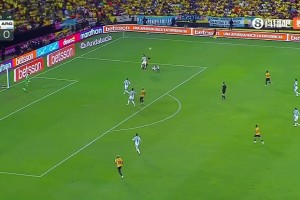 阿根廷0-1落后！塔利亞菲科半場補時階段送點，瓦倫西亞點射破門