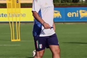 加圖索帶意大利隊(duì)這些小雞仔真是手拿把掐，不老實(shí)真的會給大逼兜