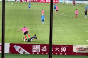 郭艾倫和李曉旭參加本山傳媒的足球名人賽 賽場上“干起來”了~