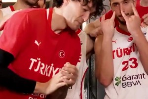 申京三雙率隊(duì)殺進(jìn)半決賽 土耳其隊(duì)長(zhǎng)奧斯曼笑嘻嘻給對(duì)陣圖貼隊(duì)標(biāo)