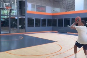 錯(cuò)失戴帽！姆巴佩在籃球場練習(xí)投籃，投三次3分進(jìn)兩球??