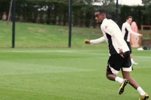 已經(jīng)融入球隊(duì)！利物浦官方曬伊薩克訓(xùn)練視頻，終結(jié)能力很強(qiáng)