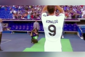 淚目！C羅09年初次登陸伯納烏！現(xiàn)場8萬人歡迎助威！