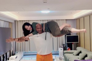 馬布里和中國老婆玩睡美人挑戰(zhàn)：這個我也行！80歲也照樣舉起你