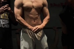 這個(gè)確實(shí)牛X??！曹巖練得這身肌肉真是極為炸裂！??