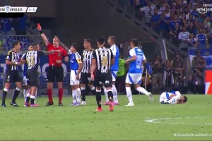 得不償失！當(dāng)著裁判面報(bào)復(fù)對(duì)手！裁判：你簡(jiǎn)直無(wú)法無(wú)天，紅牌！