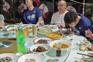 浙BA寧波隊主場作戰(zhàn)獲勝，寧波大排檔準(zhǔn)備300只梭子蟹為球隊?wèi)c功