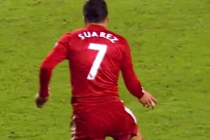 2011年冬窗蘇亞雷斯加盟利物浦，首次亮相就進(jìn)球！