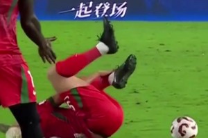 國安犯規(guī)送點時，塞蒂恩壓力大到不敢看場上，抱頭懷疑人生??