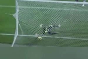 當(dāng)小貝和卡洛斯站在任意球前時(shí)，求對(duì)手門(mén)將的心理陰影面積！