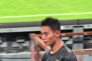 申花球迷賽后集體狂噓薛慶浩，小伙的眼神里充滿了傷心??