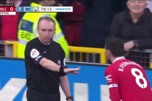曼市德比最爭議時刻！拉什福德上演越位護球！B費破門進球有效！