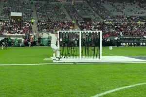 利物浦傳奇里瑟這重炮比卡洛斯還猛啊，一腳干穿了十幾塊板！