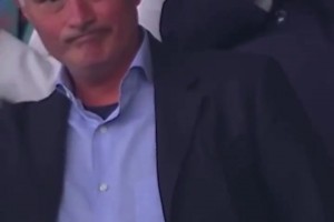 穆里尼奧從費(fèi)內(nèi)巴切離職后首次公開亮相，老頭回到波爾圖看比賽~