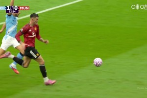 舍什科單刀挑射被多納魯馬撲出！回放停球時(shí)手球在先了！