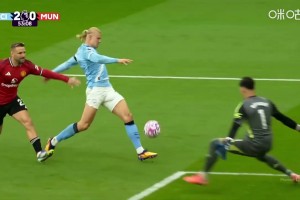 曼城2-0領(lǐng)先曼聯(lián)！多庫(kù)直塞送助攻！哈蘭德單刀挑射破門(mén)再下一城