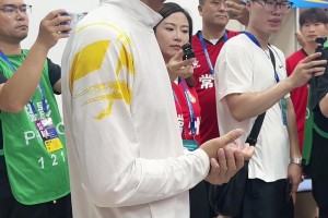 文藝范十足！實(shí)拍：蘇超常州主場TIFO用上了毛主席詩詞?