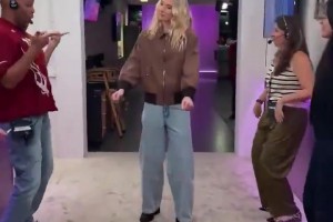 WNBA最美神顏！佩奇領(lǐng)取WNBA最佳新秀獎(jiǎng)杯??