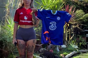 博眼球！大戰(zhàn)前曼聯(lián)女球迷燒切爾西球衣??