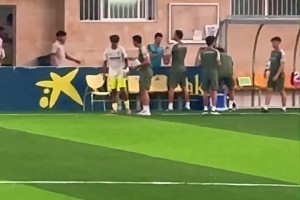 細節(jié)：比賽中場休息時教練單獨對劉凱源開小灶，但劉凱源西語差些