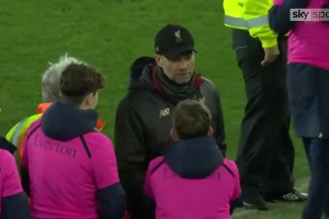 忍住了！埃弗頓球童諷刺性鼓掌讓渣叔怒了